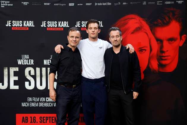 Bilder des Jahres 2021, Entertainment 09 September Entertainment Themen der Woche KW36 Entertainment Bilder des Tages Thomas Wendrich, Jannis Niewöhner und Christian Schwochow bei der Premiere des Kinofilms Je suis Karl im Odeon Kino. Köln, 09.09.2021 *** Thomas Wendrich, Jannis Niewöhner and Christian Schwochow at the premiere of the movie Je suis Karl at the Odeon cinema in Cologne, 09 09 2021 Foto:xC.xHardtx xFuturexImage