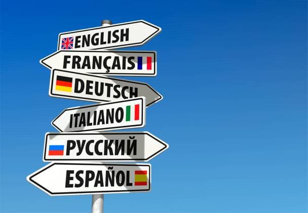 Sprachen-Wegweiser Symbolbild zum Thema Sprachen lernen. *** Languages signpost symbol picture on the subject of learning languages