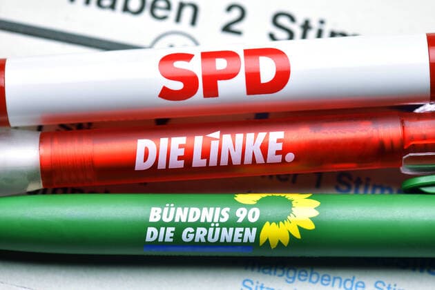 Parties pens on a ballot paper, coalition of SPD, Die Linke and the Greens, centre-left alliance ** NUR FUER REDAKTIONELLE ZWECKE ** EDITORIAL USE ONLY **