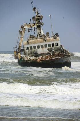 IMAGO Creative, Unsere Erde, Umweltverträgliche Herausforderungen des 21. Jahrhunderts, Überfischung Gestrandeter Fischtrawler Zeila bei Henties Bay, Nester des Weißbrustkormoran (Phalacrocorax carbo lucidus), Dorob National Park, Atlantischer Ozean, Republi, Hentiesbucht, Hentiesbaai, Schiffswrack, Kormoran, Namibia, Afrika *** Stranded fishing trawler Zeila at Henties Bay, nests of the white-breasted cormorant Phalacrocorax carbo lucidus , Dorob National Park, Atlantic Ocean, Republi, Henties Bay, Hentiesbaai, shipwreck, cormorant, Namibia, Africa Copyright: imageBROKER/G.xThielmann ibltge05430266.jpg