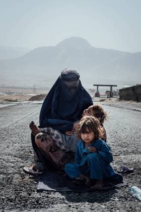 Frauen unter dem Taliban Regime in Afghanistan Soraya, 25, begs on the road between Mazar-e Sharif and Kabul. She has to take care of her two nephews after the death of her brother.  AdrienxVautierx xLexPictorium LePictorium_0252307