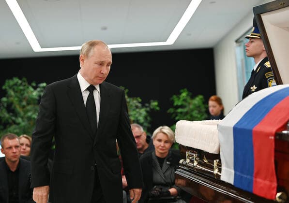 Bilder des Jahres 2021, News 09 September News Themen der Woche KW36 News Bilder des Tages MOSCOW, RUSSIA - SEPTEMBER 10, 2021: Russiaâ€™s President Vladimir Putin attends a farewell ceremony for the late Russian Emergencies Minister Yevgeny Zinichev at the National Crisis Management Center of the Russian Emergencies Ministry. Yevgeny Zinichev died during Arctic drills in Norilsk on September 8, 2021, while trying to save film director Alexander Melnik who came to Norilsk to choose a set for shooting a documentary on the development of the Arctic and the Northern Sea Route. Alexei Nikolsky Russian Presidential Press and Information Office TASS  TS10FE1A