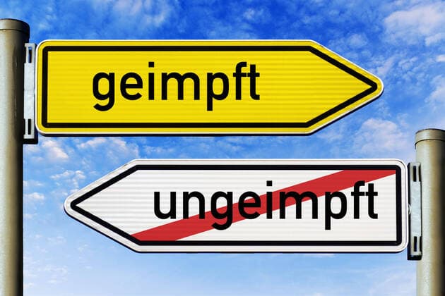 PHOTOMONTAGE, signpost with the inscription vaccinated and crossed out inscription unvaccinated, symbolic photo for more rights for vaccinated people ** NUR FUER REDAKTIONELLE ZWECKE ** EDITORIAL USE ONLY **