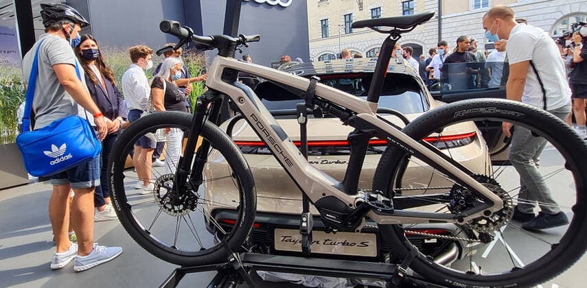 IAA Mobility 2021 am 10.09.2021 auf dem Wittelsbacher Platz in München Porsche eBike Mit dem Open Space bringen die IAA MOBILITY 2021 vom 07. bis 12. September für das breite Publikum direkt in die Innenstadt der bayerischen Metropole. *** IAA Mobility 2021 on 10 09 2021 at Wittelsbacher Platz in Munich Porsche eBike With the Open Space bring the IAA MOBILITY 2021 from 07 to 12 September for the general public directly into the city center of the Bavarian metropolis xMPx