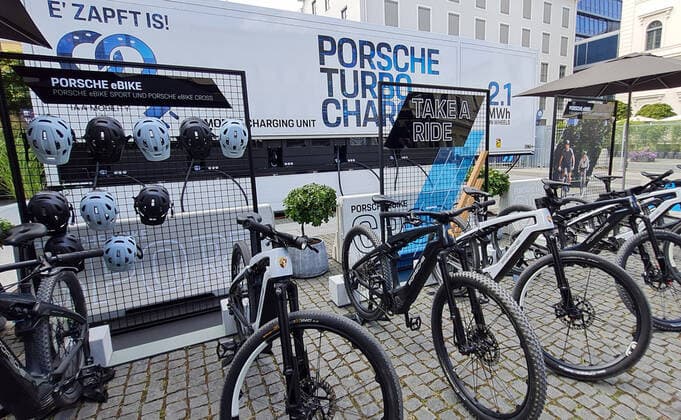 IAA Mobility 2021 am 10.09.2021 auf dem Wittelsbacher Platz in München Porsche eBike Mit dem Open Space bringen die IAA MOBILITY 2021 vom 07. bis 12. September für das breite Publikum direkt in die Innenstadt der bayerischen Metropole. *** IAA Mobility 2021 on 10 09 2021 at Wittelsbacher Platz in Munich Porsche eBike With the Open Space bring the IAA MOBILITY 2021 from 07 to 12 September for the general public directly into the city center of the Bavarian metropolis xMPx