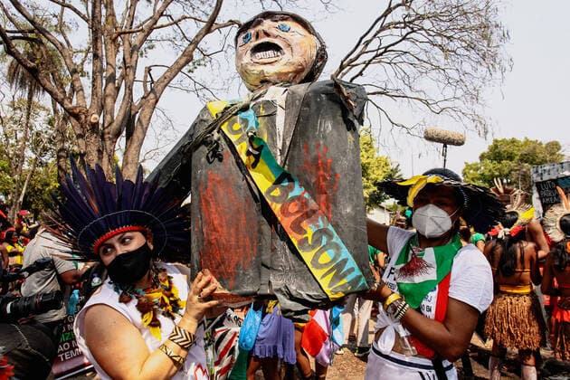 BRASÍLIA, DF - 10.09.2021: MARCHA MULHERES INDÍGENAS EM BRASÍLIA - This Thursday (10) takes place the March of Indigenous Women through the streets of Brasília to the Monument to the Galdino Indian. The march aims to protest against Marco Temporal (in a vote in the STF) and against President Jair Bolsonaro. In the photo, President Jair Bolsonaro& 39;s doll being carried by Indigenous women. x2118377x  AntonioxMolina