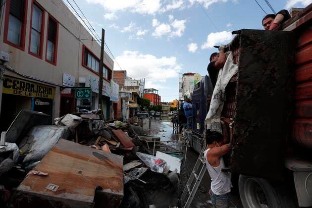 Inhabitants of colonies affected by heavy rains remove debris from the mud, on 09 September 2021, in the city of Tula, in Hidalgo state, Mexico, (issued 10 September 2021). Hundreds of people search through the mud and water for the few belongings that the heavy rains of these days left them in the Mexican municipality of Tula, where the floods caused at least 14 deaths in a hospital and thousands of victims. Affected by rains in Mexico, they rescue from the mud what little they have left !ACHTUNG: NUR REDAKTIONELLE NUTZUNG!  Copyright: xJosexMendezx MEX1038 20210910-9dcb785bb258d38f018a353d341d43627f8f19a8