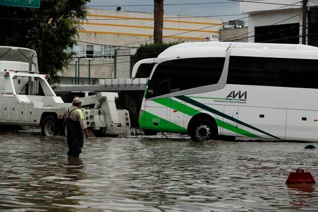 A tow truck tows a bus caught in a flood by heavy rains, on 09 September 2021, in the city of Tula, in Hidalgo state, Mexico, (issued 10 September 2021). Hundreds of people search through the mud and water for the few belongings that the heavy rains of these days left them in the Mexican municipality of Tula, where the floods caused at least 14 deaths in a hospital and thousands of victims. Affected by rains in Mexico, they rescue from the mud what little they have left !ACHTUNG: NUR REDAKTIONELLE NUTZUNG!  Copyright: xJosexMendezx MEX1028 20210910-1c9f0ebf1f0f445fce1e17dc9fc641dfc3179cd3