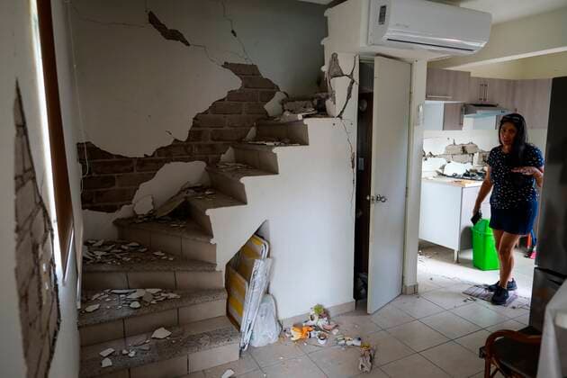 Mexiko, Erdrutsch in Tlalnepantla A woman shows the damage to the interior of her home after the 7.1 earthquake last Tuesday, in the Acapulco resort, in the state of Guerrero, Mexico, 10 September 2021. Inhabitants of Acapulco denounced this Friday that around 600 houses in a group of houses were left uninhabitable after the 7.1 magnitude earthquake that hit southern and central Mexico on Tuesday. Hundreds of homes are damaged in Acapulco after earthquake !ACHTUNG: NUR REDAKTIONELLE NUTZUNG!  Copyright: xDavidxGuzmanx MEX1073 20210910-3fe98e88ad3d0a52330b9d870bbc338bf16e59ef