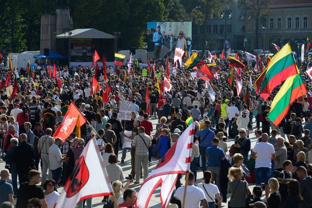 Lithuania Anti Health Pass Rally 6648056 10.09.2021 Protesters take part in a rally against a health pass championed by the centre-right government, in Vilnius, Lithuania. The demonstration has been organized by the Lithuanian Family Movement to contest restrictions on access to public venues and certain jobs for those who do not have coronavirus immunity certificates, which will go into effect on Monday. People were also marching against the Lithuanian bill recognizing same-sex civil unions and the implementation of the Istanbul Convention on preventing and combating violence against women. Valdemar Doveiko Sputnik Vilnius Lithuania  Copyright: xValdemarxDoveikox