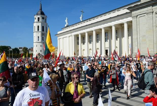 Lithuania Anti Health Pass Rally 6648061 10.09.2021 Protesters take part in a rally against a health pass championed by the centre-right government, in Vilnius, Lithuania. The demonstration has been organized by the Lithuanian Family Movement to contest restrictions on access to public venues and certain jobs for those who do not have coronavirus immunity certificates, which will go into effect on Monday. People were also marching against the Lithuanian bill recognizing same-sex civil unions and the implementation of the Istanbul Convention on preventing and combating violence against women. Valdemar Doveiko Sputnik Vilnius Lithuania  Copyright: xValdemarxDoveikox