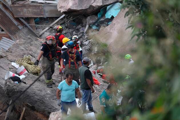 Rescue personnel, firefighters and volunteers work on a landslide in a colony in the municipality of Tlanepantla, in the State of Mexico, Mexico, 10 September 2021. One person died and 10 people remain missing due to a landslide this Friday in the Cerro del Chiquihuite, in the State of Mexico, according to the authorities. Landslide in the State of Mexico leaves one dead and 10 missing !ACHTUNG: NUR REDAKTIONELLE NUTZUNG!  Copyright: xSashenkaxGutierrezx MEX1125 20210910-784c9054e788792b4ca17eb6ab6ffb3145d3f9dd