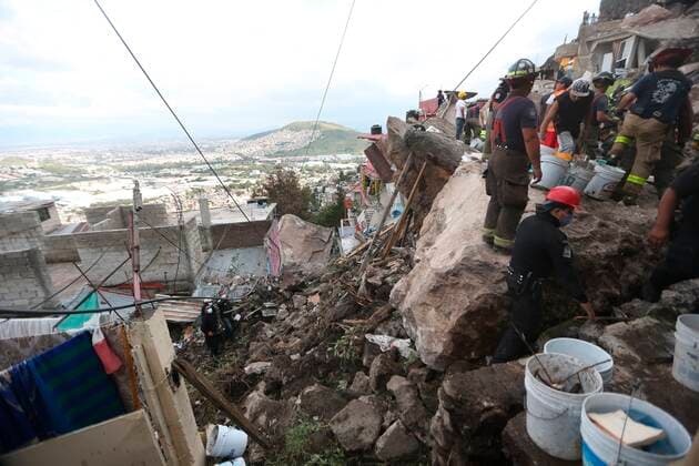 Rescue personnel, firefighters and volunteers work on a landslide in a colony in the municipality of Tlanepantla, in the State of Mexico, Mexico, 10 September 2021. One person died and 10 people remain missing due to a landslide this Friday in the Cerro del Chiquihuite, in the State of Mexico, according to the authorities. Landslide in the State of Mexico leaves one dead and 10 missing !ACHTUNG: NUR REDAKTIONELLE NUTZUNG!  Copyright: xSashenkaxGutierrezx MEX1129 20210910-5a980cdb2b51ec8403dbf1e39e231159e9d33e00