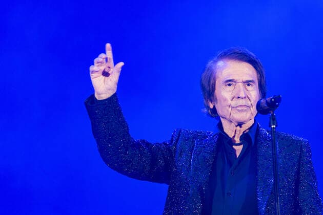 Entertainment Bilder des Tages September 10, 2021, Valencia, Spain: The Spanish singer, Raphael performs on stage on his Tour 6.0 during the Nits al Carme concerts at the City of Arts and Sciences in Valencia..Miguel Rafael Martos Sanchez, better known as Raphael (Linares, JaÃ n, Spain; May 5, 1943), is a Spanish singer and actor, recognized for being one of the forerunners of the romantic ballad in Spain and in Spanish-speaking countries Valencia Spain - ZUMAs197 20210910_zaa_s197_309 Copyright: xXiscoxNavarrox