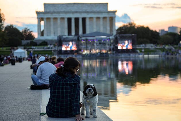 People Attend Concert On Eve Of 20th Anniversary Of 9 11 In Washington, D.C. People attend a free concert version of Come From Away , a performance hosted by Ford s Theatre which tells the remarkable true story of 7,000 stranded passengers on September 11, 2001, and the small town in Newfoundland that welcomed them , at the Lincoln Memorial on September 10, 2021, the eve of the 20th anniversary of 9 11 Washington D.C. United States dozier-peopleat210910_npGiQ  Copyright: xBryanxOlinxDozierx