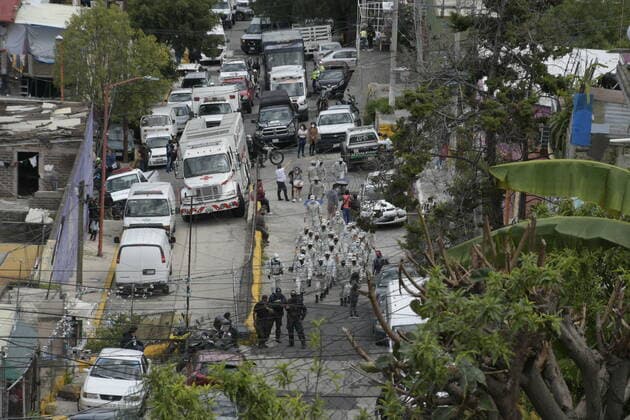 2 Persons Lose Their Life In Collapse Of Chiquihuite Hill MEXICO CITY, MEXICO - SEPTEMBER 10: Voluntaries during the rescue victims after The Chiquihuite hill collapses in Tlanepantla in the north of Mexico City, causing the death of at least 2 people and 10 are missing, around 40 families were affected who were evicted due to the risk of the landslide of the hill. On September 10, 2021 in Mexico City, Mexico. (Photo by Aidee Martinez Eyepix Group) Copyright: xAideexMartinezx EYEPIXGROUP_AMA_09092021_14476