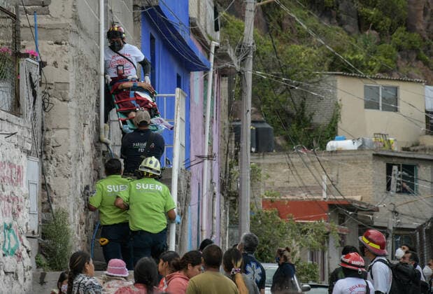 2 Persons Lose Their Life In Collapse Of Chiquihuite Hill MEXICO CITY, MEXICO - SEPTEMBER 10: Voluntaries during the rescue victims after The Chiquihuite hill collapses in Tlanepantla in the north of Mexico City, causing the death of at least 2 people and 10 are missing, around 40 families were affected who were evicted due to the risk of the landslide of the hill. On September 10, 2021 in Mexico City, Mexico. (Photo by Aidee Martinez Eyepix Group) Copyright: xAideexMartinezx EYEPIXGROUP_AMA_09092021_14468