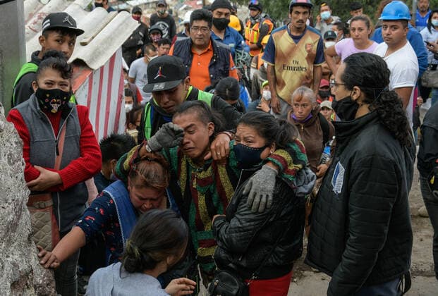 2 Persons Lose Their Life In Collapse Of Chiquihuite Hill MEXICO CITY, MEXICO - SEPTEMBER 10: Voluntaries during the rescue victims after The Chiquihuite hill collapses in Tlanepantla in the north of Mexico City, causing the death of at least 2 people and 10 are missing, around 40 families were affected who were evicted due to the risk of the landslide of the hill. On September 10, 2021 in Mexico City, Mexico. (Photo by Aidee Martinez Eyepix Group) Copyright: xAideexMartinezx EYEPIXGROUP_AMA_09092021_14478
