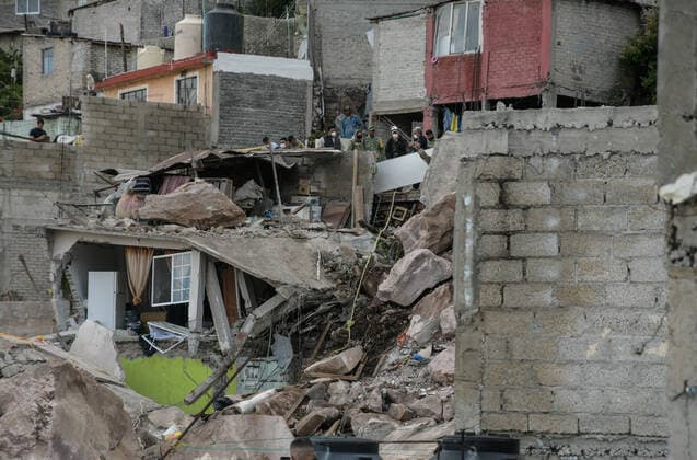 2 Persons Lose Their Life In Collapse Of Chiquihuite Hill MEXICO CITY, MEXICO - SEPTEMBER 10: Voluntaries during the rescue victims after The Chiquihuite hill collapses in Tlanepantla in the north of Mexico City, causing the death of at least 2 people and 10 are missing, around 40 families were affected who were evicted due to the risk of the landslide of the hill. On September 10, 2021 in Mexico City, Mexico. (Photo by Aidee Martinez Eyepix Group) Copyright: xAideexMartinezx EYEPIXGROUP_AMA_09092021_14462