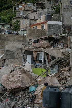 2 Persons Lose Their Life In Collapse Of Chiquihuite Hill MEXICO CITY, MEXICO - SEPTEMBER 10: Voluntaries during the rescue victims after The Chiquihuite hill collapses in Tlanepantla in the north of Mexico City, causing the death of at least 2 people and 10 are missing, around 40 families were affected who were evicted due to the risk of the landslide of the hill. On September 10, 2021 in Mexico City, Mexico. (Photo by Aidee Martinez Eyepix Group) Copyright: xAideexMartinezx EYEPIXGROUP_AMA_09092021_14458