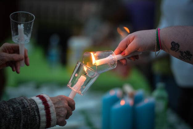 Bridge Of Life Candlelight Vigile In Edmonton Participants light candles ahead of the sixth annual Bridge Of Life Suicide Awareness Prevention candlelight vigil organised by YEG Mental Health, a group dedicated to raising awareness about mental health issues in the greater Edmonton area. On Friday, September 10, 2021, in Edmonton, Alberta, Canada. Edmonton Canada widak-bridgeof210910_npX4j  Copyright: xArturxWidakx