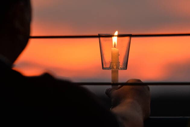 Bridge Of Life Candlelight Vigile In Edmonton Participant holds a candle during the sixth annual Bridge Of Life Suicide Awareness Prevention candlelight vigil organised by YEG Mental Health, a group dedicated to raising awareness about mental health issues in the greater Edmonton area. On Friday, September 10, 2021, in Edmonton, Alberta, Canada. Edmonton Canada widak-bridgeof210910_npiXy  Copyright: xArturxWidakx