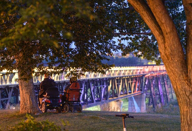Bridge Of Life Candlelight Vigile In Edmonton Two wheelchair users observe the illuminated High Level Bridge in Edmonton. Edmontonians participated this evening in the sixth annual Bridge Of Life Suicide Awareness Prevention candlelight vigil organised by YEG Mental Health, a group dedicated to raising awareness about mental health issues in the greater Edmonton area. On Friday, September 10, 2021, in Edmonton, Alberta, Canada. Edmonton Canada widak-bridgeof210910_npRl5  Copyright: xArturxWidakx