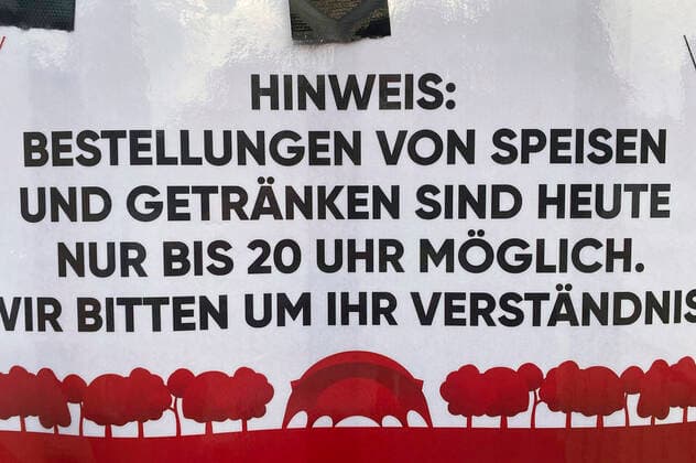 Sign at the performance of Helge Schneider as part of the concert series Back on Stage at the Gilde Parkbühne Hannover, 10 09 21 Foto:xU.xStammx xFuturexImage
