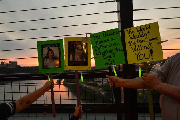 Bridge Of Life Candlelight Vigile In Edmonton Edmontonians seen on the High Level Bridge as they are participating in the sixth annual Bridge Of Life Suicide Awareness Prevention candlelight vigil organised by YEG Mental Health, a group dedicated to raising awareness about mental health issues in the greater Edmonton area. On Friday, September 10, 2021, in Edmonton, Alberta, Canada. Edmonton Canada widak-bridgeof210910_npcof  Copyright: xArturxWidakx