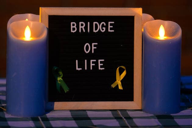 Bridge Of Life Candlelight Vigile In Edmonton Edmontonians participating in the sixth annual Bridge Of Life Suicide Awareness Prevention candlelight vigil organised by YEG Mental Health, a group dedicated to raising awareness about mental health issues in the greater Edmonton area. On Friday, September 10, 2021, in Edmonton, Alberta, Canada. Edmonton Canada widak-bridgeof210910_npG49  Copyright: xArturxWidakx