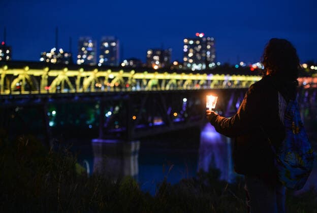 Bridge Of Life Candlelight Vigile In Edmonton A person holding the candle is looking at the illuminated High Level Bridge in Edmonton. Edmontonians participated this evening in the sixth annual Bridge Of Life Suicide Awareness Prevention candlelight vigil organised by YEG Mental Health, a group dedicated to raising awareness about mental health issues in the greater Edmonton area. On Friday, September 10, 2021, in Edmonton, Alberta, Canada. Edmonton Canada widak-bridgeof210910_np223  Copyright: xArturxWidakx