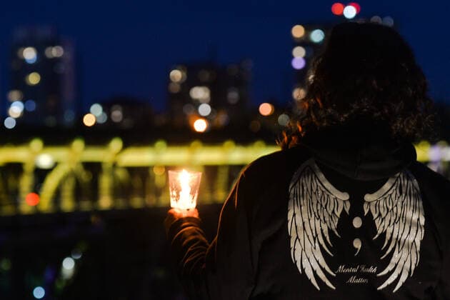 Bridge Of Life Candlelight Vigile In Edmonton A person holding the candle is looking at the illuminated High Level Bridge in Edmonton. Edmontonians participated this evening in the sixth annual Bridge Of Life Suicide Awareness Prevention candlelight vigil organised by YEG Mental Health, a group dedicated to raising awareness about mental health issues in the greater Edmonton area. On Friday, September 10, 2021, in Edmonton, Alberta, Canada. Edmonton Canada widak-bridgeof210910_nppWS  Copyright: xArturxWidakx