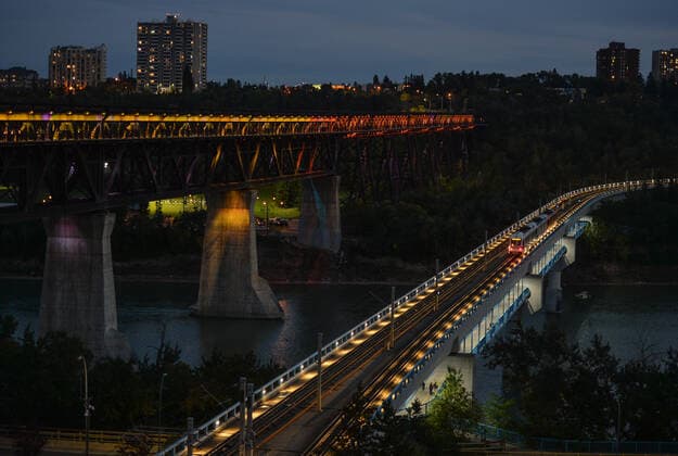 Bridge Of Life Candlelight Vigile In Edmonton A general view of the illuminated high level bridge in Edmonton. Edmontonians participated this evening in the sixth annual Bridge Of Life Suicide Awareness Prevention candlelight vigil organised by YEG Mental Health, a group dedicated to raising awareness about mental health issues in the greater Edmonton area. On Friday, September 10, 2021, in Edmonton, Alberta, Canada. Edmonton Canada widak-bridgeof210910_nprx7  Copyright: xArturxWidakx