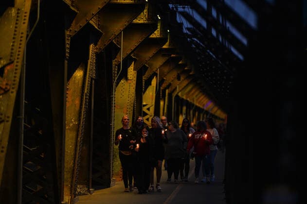 Bridge Of Life Candlelight Vigile In Edmonton Edmontonians seen on the High Level Bridge as they are participating in the sixth annual Bridge Of Life Suicide Awareness Prevention candlelight vigil organised by YEG Mental Health, a group dedicated to raising awareness about mental health issues in the greater Edmonton area. On Friday, September 10, 2021, in Edmonton, Alberta, Canada. Edmonton Canada widak-bridgeof210910_npsHl  Copyright: xArturxWidakx