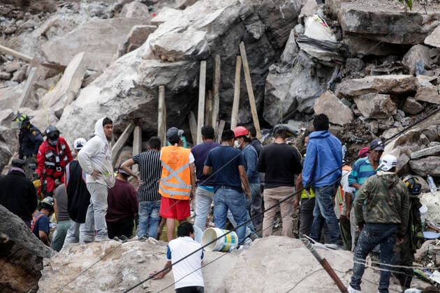 Mexiko, Erdrutsch in Tlalnepantla (210911) -- TLALNEPANTLA, Sept. 11, 2021 -- Rescuers work amid ruins after a landslide hit Tlalnepantla, Mexico, Sept. 10, 2021. The landslide has killed at least one, while ten others are still missing. (Photo by Xinhua) MEXICO-TLALNEPANTLA-LANDSLIDE FranciscoxCanedo 