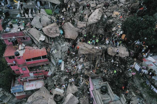Mexiko, Erdrutsch in Tlalnepantla (210911) -- TLALNEPANTLA, Sept. 11, 2021 -- Aerial photo shows rescuers working amid ruins after a landslide hit Tlalnepantla, Mexico, Sept. 10, 2021. The landslide has killed at least one, while ten others are still missing. (Photo by Xinhua) MEXICO-TLALNEPANTLA-LANDSLIDE MontserratxLopez 