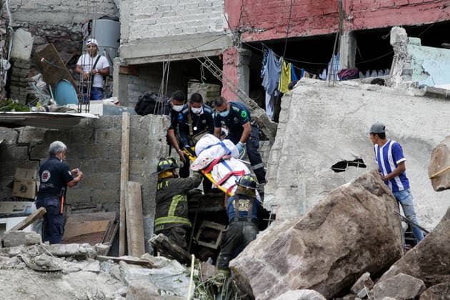 Mexiko, Erdrutsch in Tlalnepantla (210911) -- TLALNEPANTLA, Sept. 11, 2021 -- Rescuers transfer the body of a victim after a landslide hit Tlalnepantla, Mexico, Sept. 10, 2021. The landslide has killed at least one, while ten others are still missing. (Photo by Xinhua) MEXICO-TLALNEPANTLA-LANDSLIDE FranciscoxCanedo 