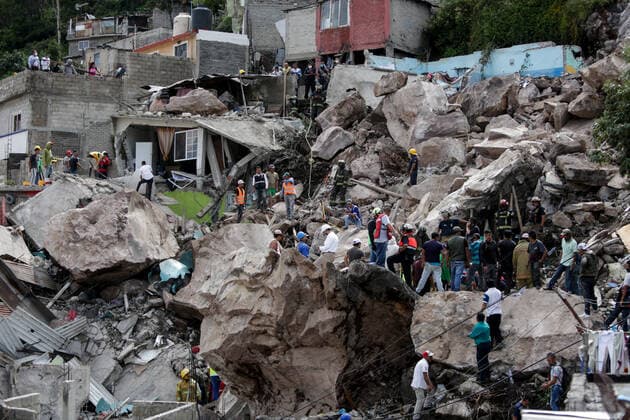 Mexiko, Erdrutsch in Tlalnepantla (210911) -- TLALNEPANTLA, Sept. 11, 2021 -- Rescuers work amid ruins after a landslide hit Tlalnepantla, Mexico, Sept. 10, 2021. The landslide has killed at least one, while ten others are still missing. (Photo by Xinhua) MEXICO-TLALNEPANTLA-LANDSLIDE FranciscoxCanedo 