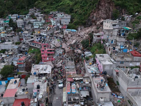 Mexiko, Erdrutsch in Tlalnepantla (210911) -- TLALNEPANTLA, Sept. 11, 2021 -- Aerial photo shows rescuers working amid ruins after a landslide hit Tlalnepantla, Mexico, Sept. 10, 2021. The landslide has killed at least one, while ten others are still missing. (Photo by Xinhua) MEXICO-TLALNEPANTLA-LANDSLIDE MontserratxLopez 