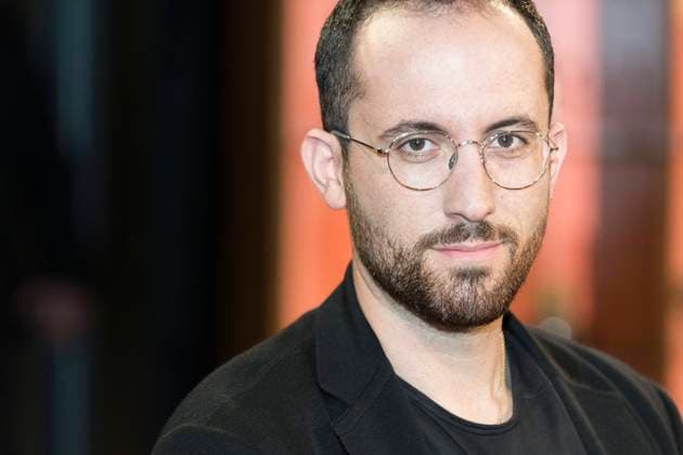 3nach9 Talkshow im Bild: Igor Levit Früh übt sich, wer ein Meister werden will: Starpianist Igor Levit hat bereits im Alter von drei Jahren das Klavier als sein Instrument für sich entdeckt. Mittlerweile gibt er weltweit in den besten Musikhallen umjubelte Konzerte. Und nicht nur das: Der gefeierte Interpret engagiert sich gegen Antisemitismus und Rassismus. Ich kann nur machen, woran ich glaube , sagt er und wurde im vergangenen Jahr für sein virtuoses Spiel und sein Engagement mit dem Bundesverdienstkreuz ausgezeichnet. DEU, Bremen, Radio Bremen, 3nach9, Live-Aufzeichnung vom 10.09.2021, *** 3nach9 Talkshow im Bild Igor Levit Früh übt sich, wer ein Meister will Starpianist Igor Levit has already discovered at the age of three years