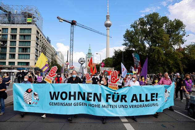 Bilder des Jahres 2021, News 09 September News Themen der Woche KW36 News Bilder des Tages Demonstration Wohnen für Alle! Gemeinsam gegen hohe Mieten und Verdrängung vom Alexanderplatz über die Straße Unter den Linden zum Großen Stern. Die Organisatoren rechnen mit 10.000 bis 30.000 Menschen. Laut Polizei sind 20.000 Teilnehmer angemeldet. Berlin, 11.09.2021 *** Demonstration Living for All Together against high rents and displacement from Alexanderplatz via the street Unter den Linden to the Great Star The organizers expect 10 000 to 30 000 people According to the police, 20 000 participants are registered Berlin, 11 09 2021 Foto:xJ.xMWx xFuturexImage