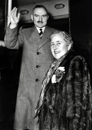 English crime mystery writer Agatha Christie with her husband Max Mallowan circa 1950 File Reference 34145-431THA  Copyright: xCinemaxLegacyxCollection ThexHollywoodxArchivex 34145-431THA The Hollywood Archive
