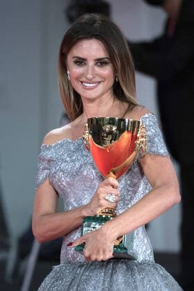 September 12, 2021, Venice, Italy: Penelope Cruz poses with the Coppa Volpi for Best Actress for Parallel Mothers during the Winners Red Carpet as part of the 78th Venice International Film Festival in Venice, Italy on September 11, 2021. Paolo Cotello imageSPACE Venice Italy - ZUMAs181 20210912_zea_s181_089 Copyright: xImagespacex