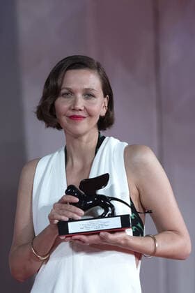 Filmfestspiele in Venedig, Preis fürs beste Drehbuch für Maggie Gyllenhaal The Lost Daughter September 12, 2021, Venice, Italy: Maggie Gyllenhaal poses with the Award for Best Screenplay for The Lost Daughter during the Winners Red Carpet as part of the 78th Venice International Film Festival in Venice, Italy on September 11, 2021. Paolo Cotello imageSPACE Venice Italy - ZUMAs181 20210912_zea_s181_080 Copyright: xImagespacex