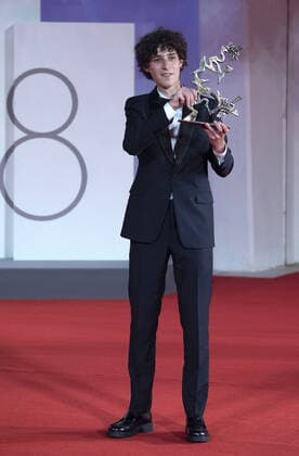 Filmfestspiele in Venedig, Marcello Mastroianni Preis Bester Nachwuchsschauspieler Filippo Scotti September 12, 2021, Venice, Italy: Filippo Scotti poses with the Marcello Mastroianni Award for Best New Young Actor for The Hand Of God during the Winners Red Carpet as part of the 78th Venice International Film Festival in Venice, Italy on September 11, 2021. Paolo Cotello imageSPACE Venice Italy - ZUMAs181 20210912_zea_s181_046 Copyright: xImagespacex