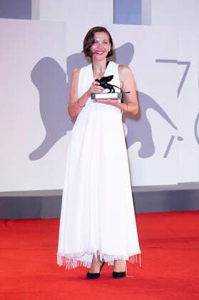 Maggie Gyllenhaal with the award for best screenplay for The Lost Daughter at the award ceremony of the Biennale di Venezia 2021 78 Venice International Film Festival at Palazzo del Cinema Venice, 11 09 2021 Foto:xDaziramx xFuturexImage