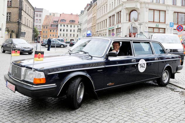 Bilder des Jahres 2021, Entertainment 09 September Entertainment Themen der Woche KW36 Entertainment Bilder des Tages Oliver Kreider und Wolfang Lippert mit dem Volvo 264 TE Baujahr 1982 der DDR Regierung bei der 9. Rallye Elbflorenz auf dem Obermarkt. Görlitz, 11.09.2021 *** Oliver Kreider and Wolfang Lippert with the Volvo 264 TE year of construction 1982 of the GDR government at the 9 Rally Elbflorenz on the Obermarkt Görlitz, 11 09 2021 Foto:xM.xWehnertx xFuturexImage