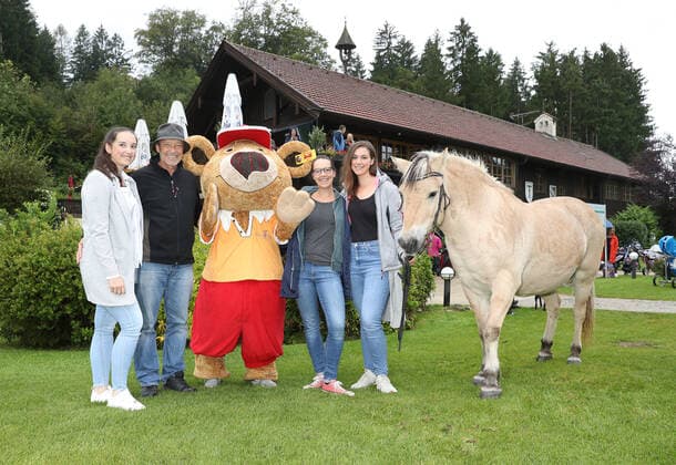 Tabaluga Golf Cup 2021 by Michael Roll For the 27th time Michael Roll organized the Tabaluga Golf Cup for the benefit of his Tabaluga Foundation used in the riding therapies here in front of the clubhouse at the Goldclub Tutzing from left daughter Katharina, Michael Roll, mascot Bollie Bear, daughter Sophia, daughter Johanna and the horse, Tutzing Bavaria Germany Golfclu