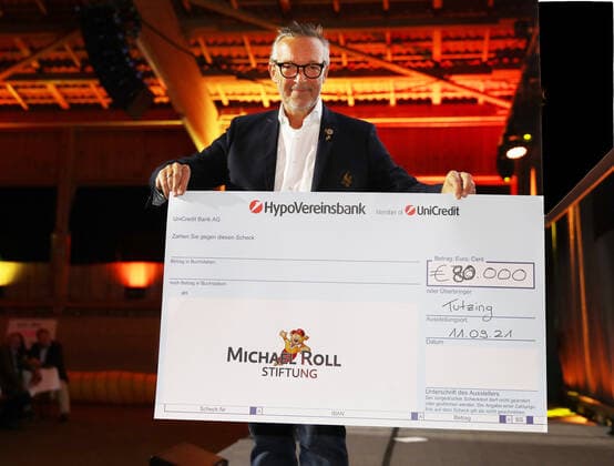 Tabaluga Golf Cup 2021 by Michael Roll For the 27th time Michael Roll organized the Tabaluga Golf Cup for the benefit of his Tabaluga Foundation Michael Roll proudly presents the cheque for 80 000 Euro, which goes to the Tabaluga Foundation, Tutzing Bavaria Germany Golfclub Tutzing