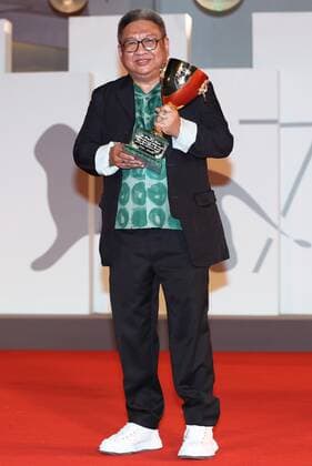 Italy Venice Film Festival 6649383 11.09.2021 Director Erik Matti poses with the trophy the Coppa Volpi for Best Actor he received on behalf of actor John Arbilla for the film On the Job: The Missing 8 at a photocell after the closing ceremony of the 78th edition of the Venice Film Festival in Venice, Italy. Ekaterina Chesnokova Sputnik Venice Italy  Copyright: xEkaterinaxChesnokovax